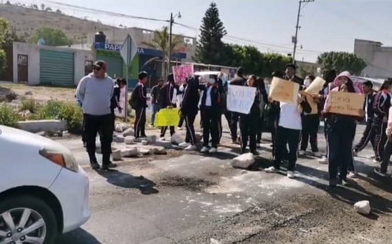 Estudiantes bloquean la federal Puebla-Tehuacán para exigir respuesta a sus demandas