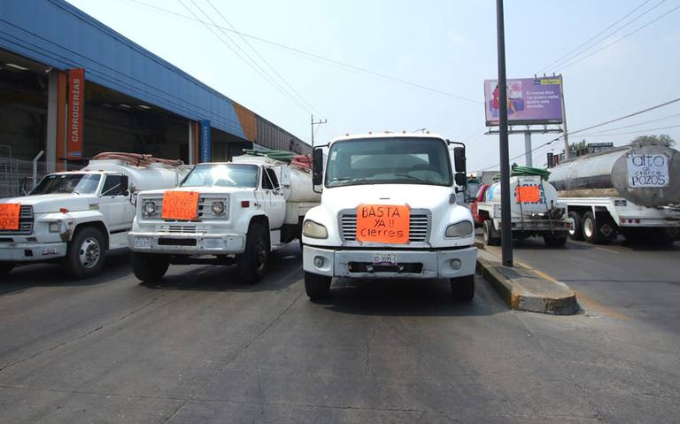 Operadores del servicio de pipas bloquearon la Recta a Cholula, el Bulevar Esteban de Antuñano, la carretera a Valsequillo y Periférico Ecológico