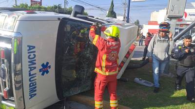 Ambulancia termina volcada tras impactarse contra unidad de la Ruta 11