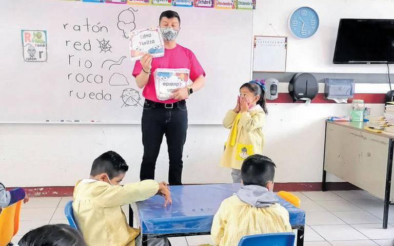 Maestro dando clases en preescolar en México