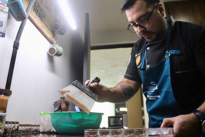 Nuestro pais depende principalmente del cacao proveniente de Estados Unidos Costa de Marfil y Ecuador