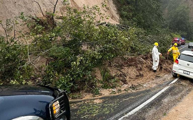 Se reporto un deslave en la carretera de cuota San Antonio Virreyes Teziutlan a la altura del municipio de Tlatlauquitepec
