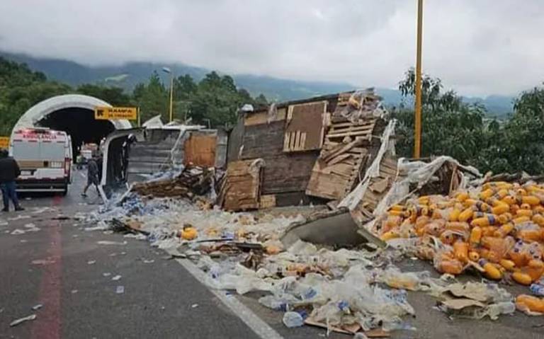 un trailer que transportaba botellas de jugo termino volcado en la zona de los tuneles de Cumbres de Maltrata