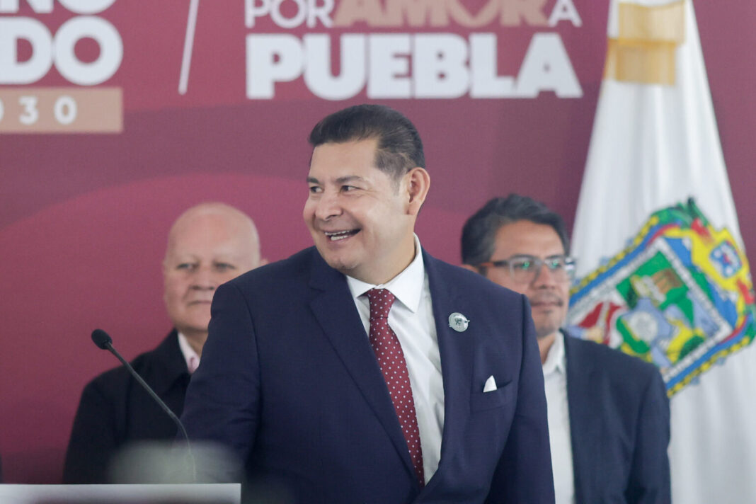 Gobierno_de_Puebla_entrega_reconocimientos_a_estudiantes_del_CECyTE_Puebla-3-1536x1024